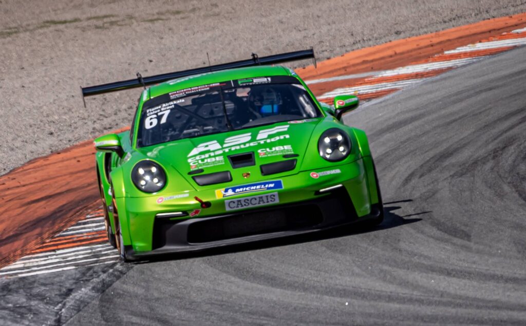 Chloe Grant em pista ao serviço da AF Motorsport