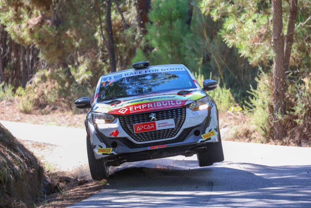 Peugeot 208 Rally4 em ação no Rali da Água