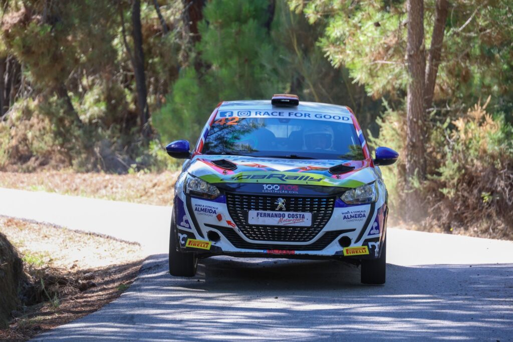 Concorrente da Peugeot Rally Cup no Rali da Água