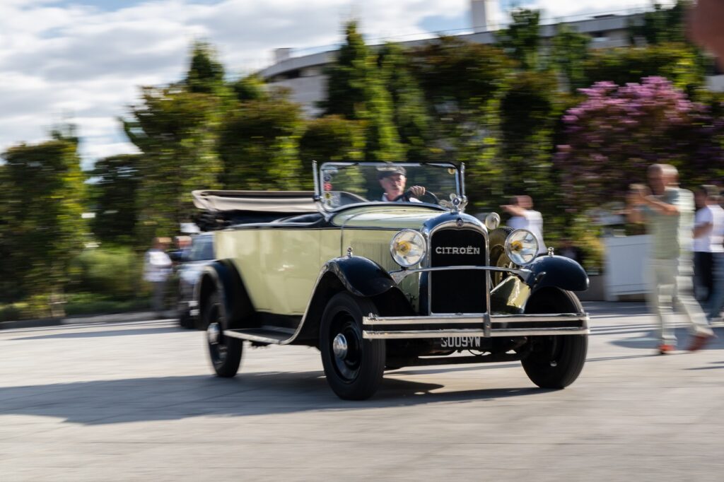 Citroën clássico em andamento nas ruas de Paris