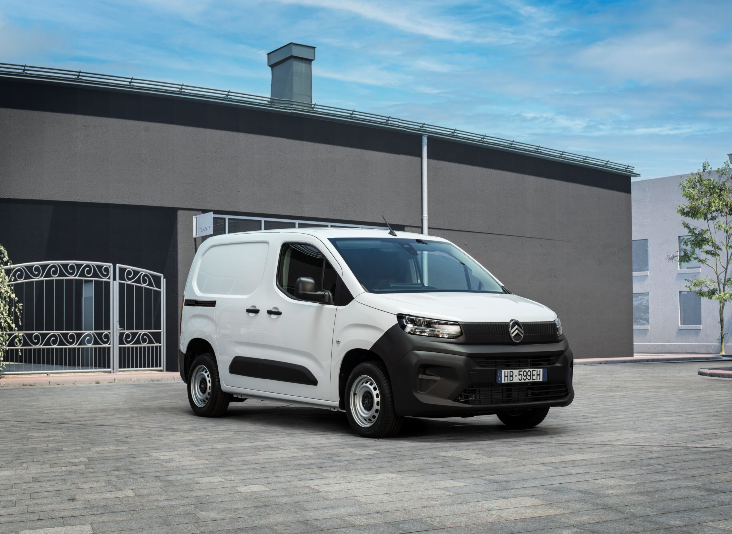 Citroën Berlingo Van First branco visto de frente e de perfil