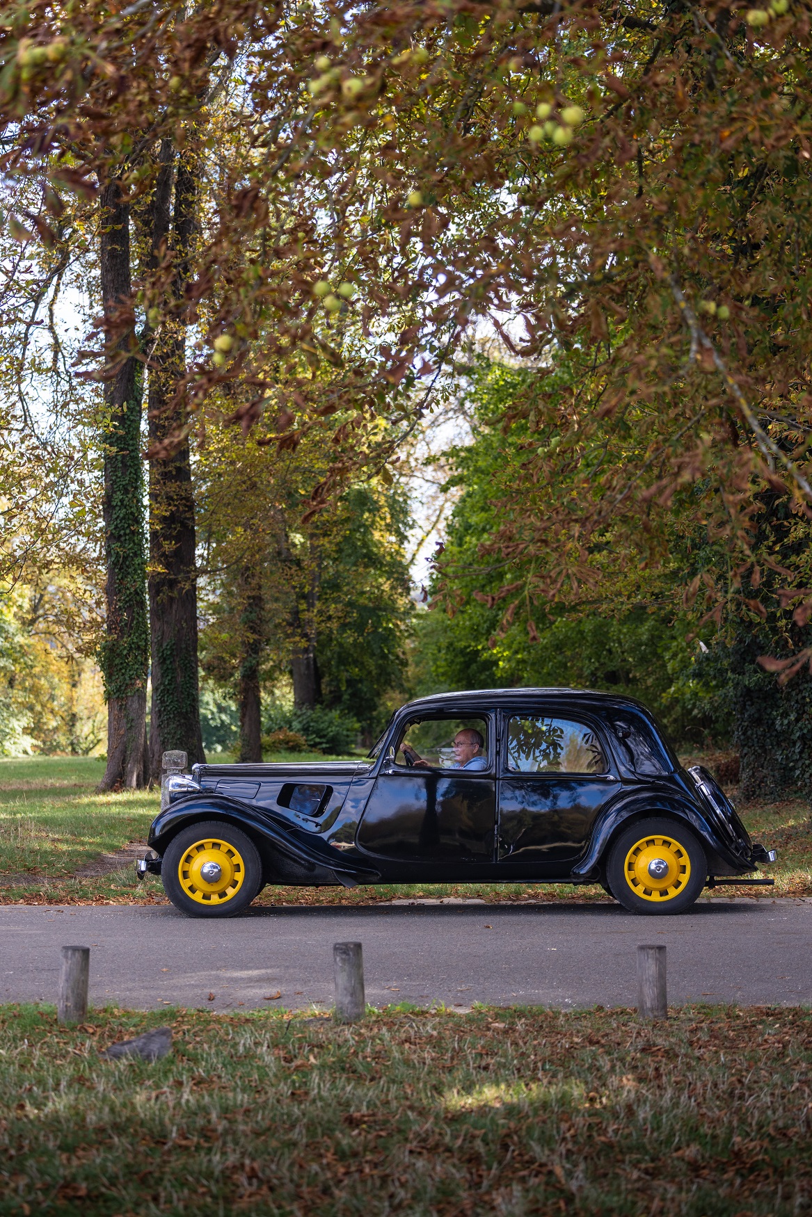 Citroën clássico durante o primeiro Classic Tour em Paris