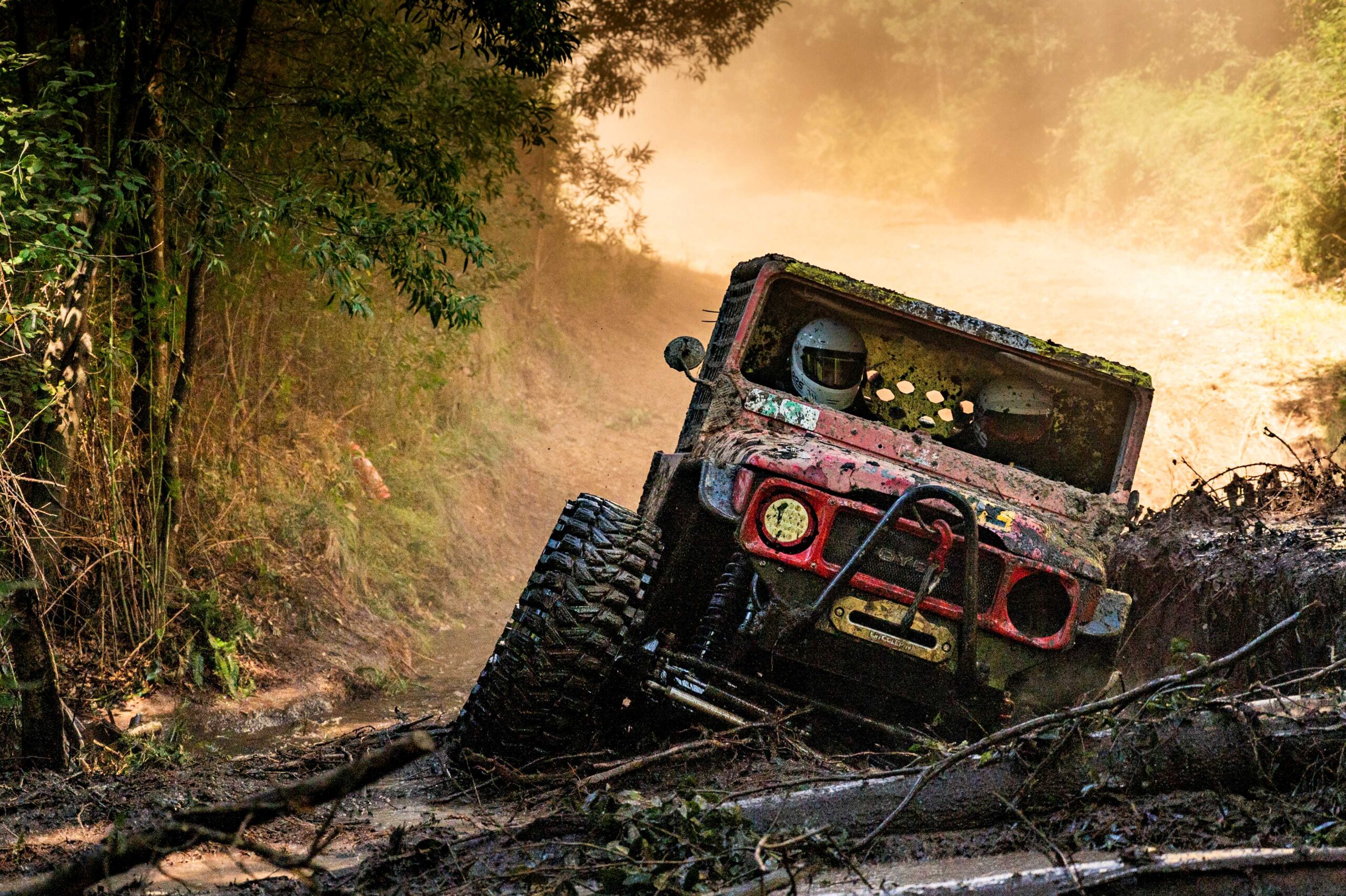 Protótipo de trial 4x4 da Inferninho Team num obstáculo em Santa Maria da Feira
