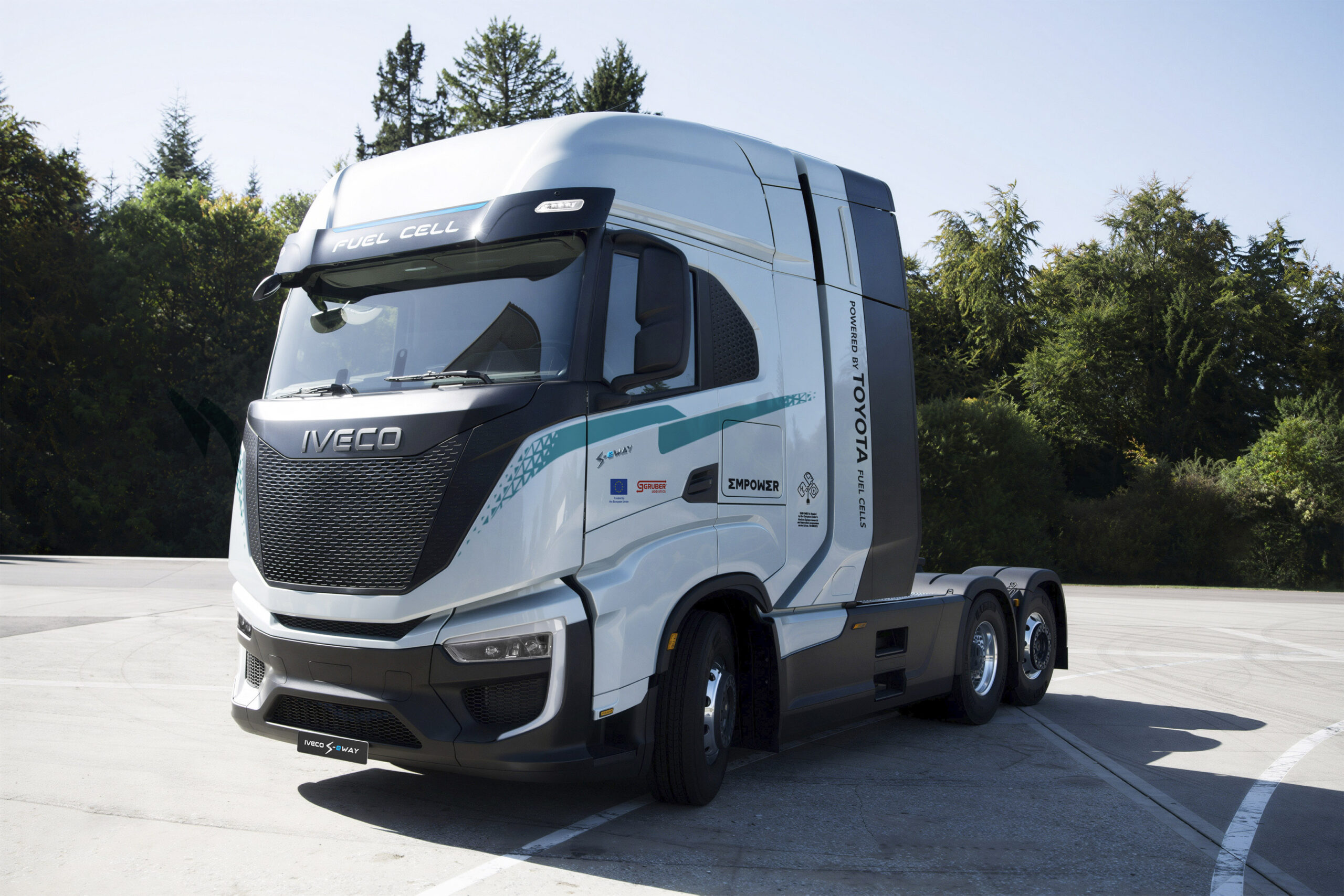 Camião IVECO S-eWay Fuel Cell equipado com tecnologia Toyota