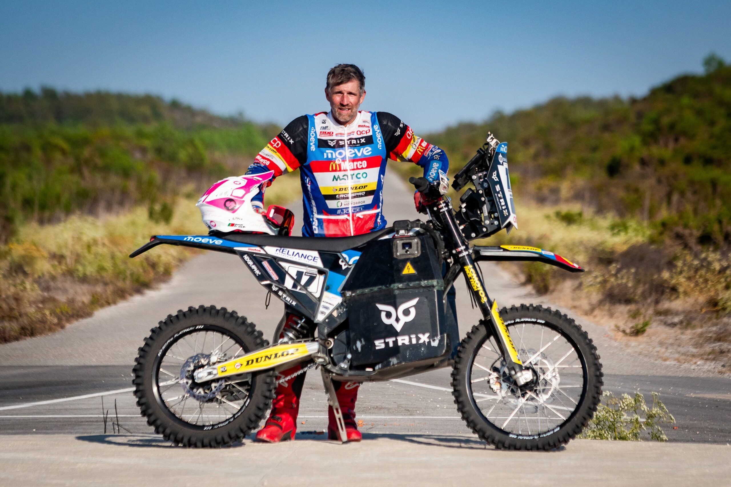 Pedro Bianchi Prata junto à sua moto elétrica de competição