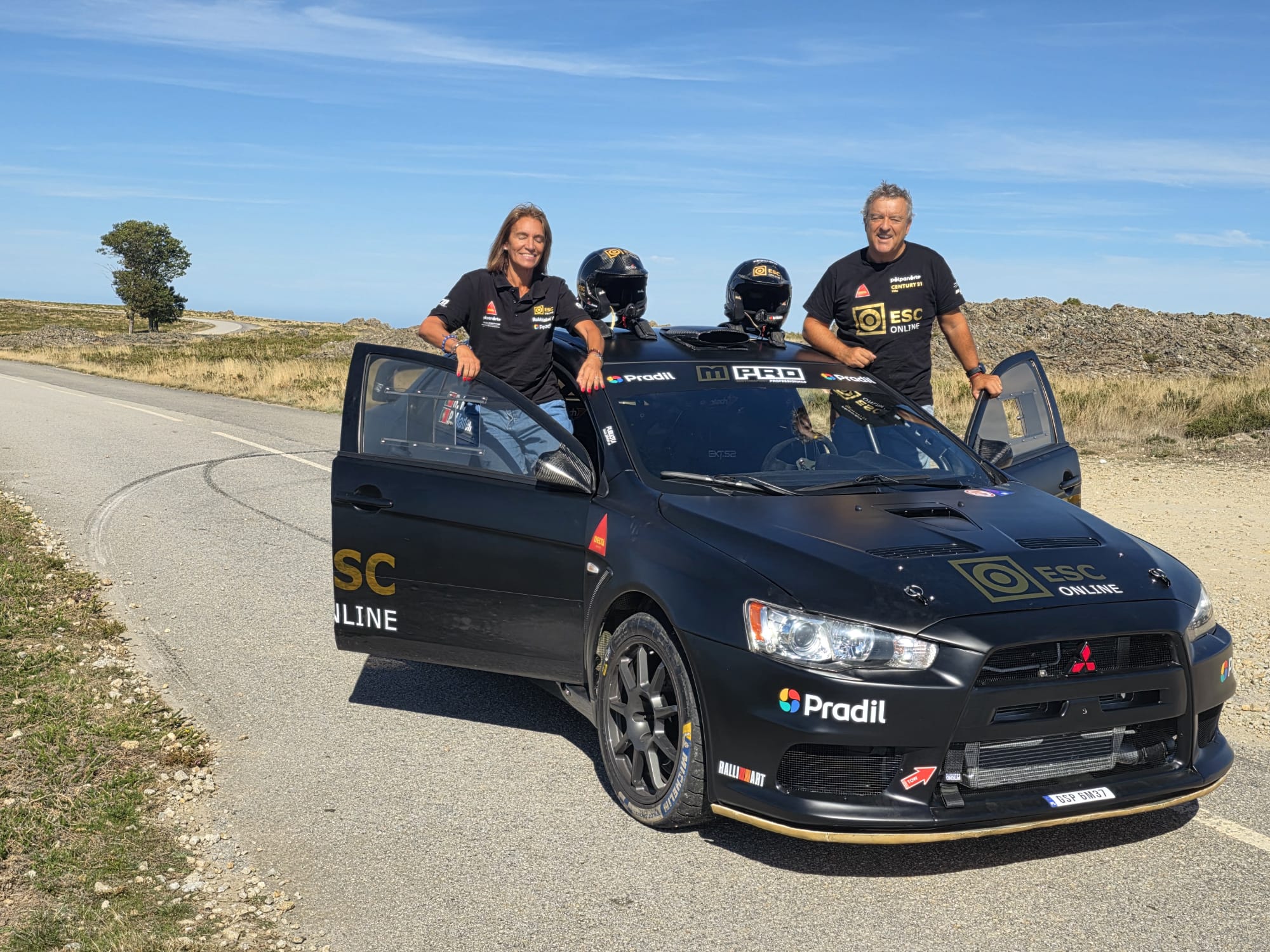Rui Madeira e Paula Madeira junto ao Mitsubishi Lancer EVO X