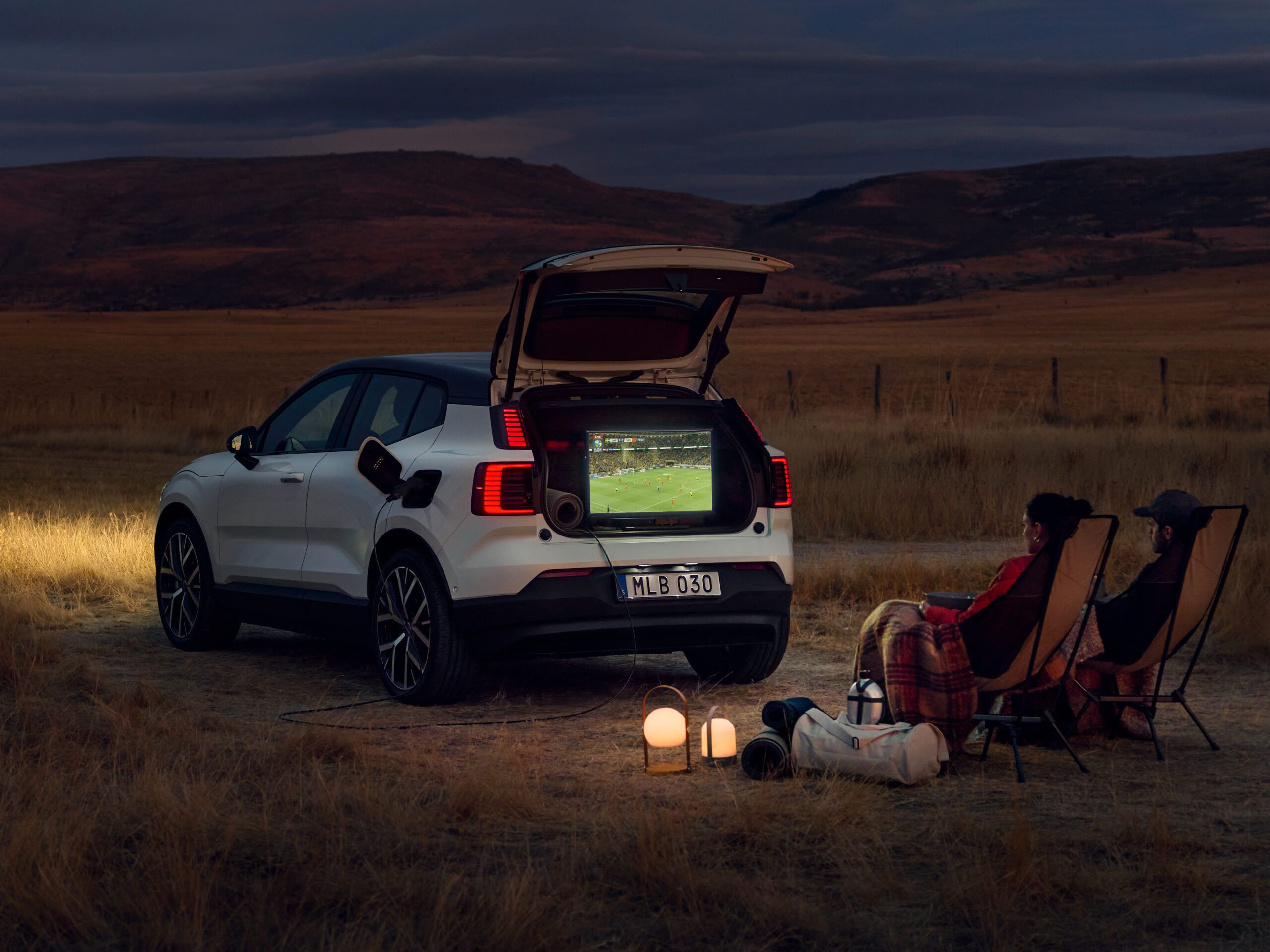Volvo EX30 a alimentar um televisor durante uma atividade ao ar livre